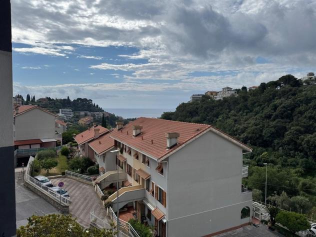 Alassio, a soli 1,5 km dal mare, proponiamo elegante villa a schiera su più livelli, dotata di ingresso indipendente e libera su tre lati. cantina e - Foto 3