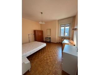 Ampia stanza laterale via Farini a Parma