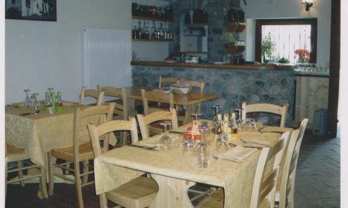 Arredi agriturismo ristoranti prezzo fabbrica:Tavoli 150 x 80 x 4 6 sedie nuovi. Molti altri articoli a prezzo di fabbrica