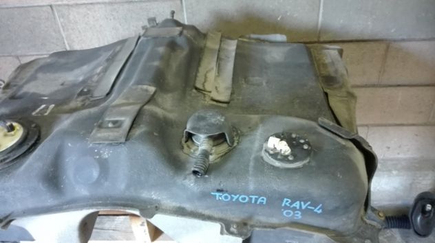 Serbatoio carburante Toyota Rav4 2.0TD del 2003 - Foto 3