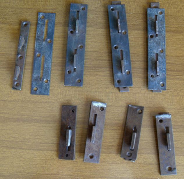 N° 4+4 ANTICHI PEZZI PER TENERE FERME LE RETI DEL LETTO DI UNA VOLTA -