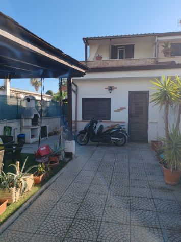 TORVAIANICA ALTA (RM) Villino trilocale in quadrifamiliare 2 livelli