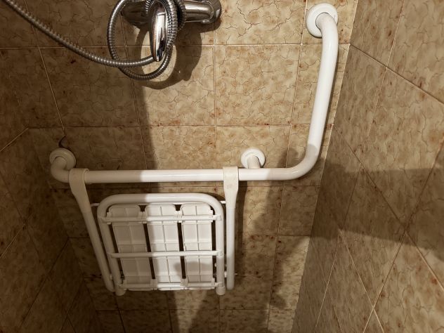 Ausilio doccia seggiolino staccabile e richiudibile con barra - Foto 2