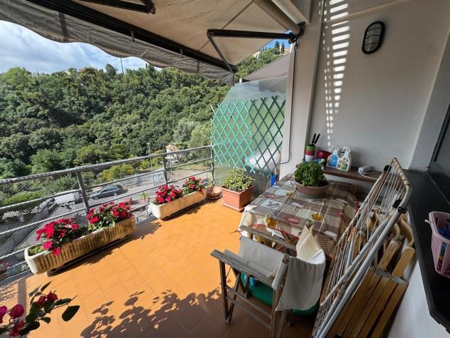 Alassio, a soli 1,5 km dal mare, proponiamo elegante villa a schiera su più livelli, dotata di ingresso indipendente e libera su tre lati. cantina e - Foto 8