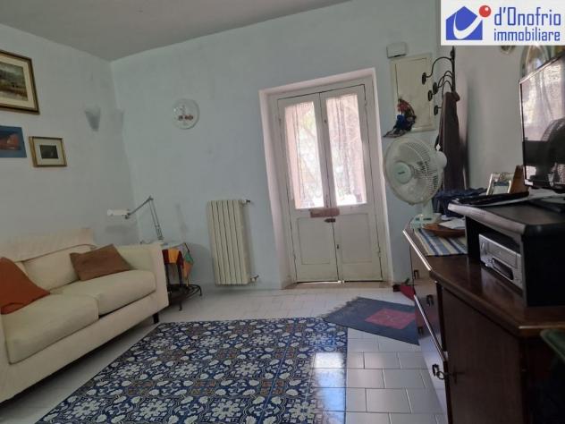 VENDESI INTERO FABBRICATO RISTRUTTURATO SU TRE LIVELLI ALLA PIAZZA DELL'OLMO - Foto 11