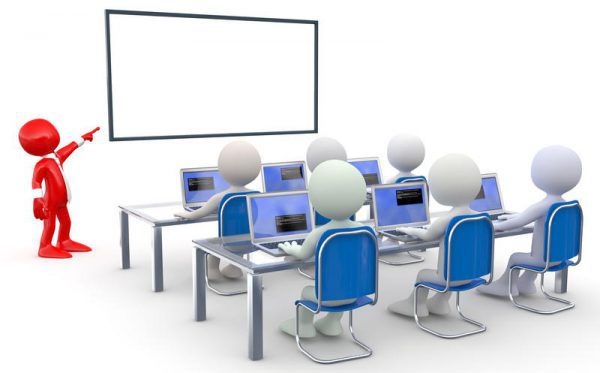 Insegnante svolge corsi base di Informatica