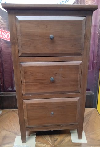 GRANDE e ROBUSTO COMODINO DI ANTIQUARIATO CON 3 AMPI CASSETTI IN NOCE MASSICCIO - Foto 2
