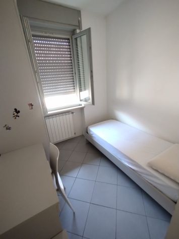Stanza con bagno per studentesse universitarie in centro città (utenze incluse)