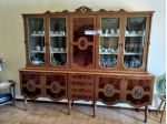 Credenza Cristalliera vintage con tavolo e sedie