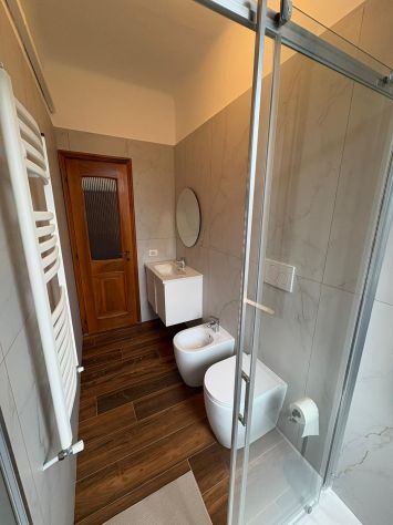 Trilocale ristrutturato con balcone e posto auto - Foto 5