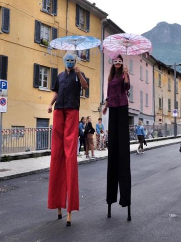 ARTISTI DA STRADA, TRAMPOLIERI E SPETTACOLO DEL FUOCO E GIOCOLERIA A TORINO - Foto 2