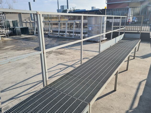 pedane con parapetti e scale usate - Foto 6