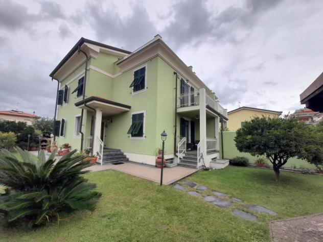 Villetta bifamiliare in vendita a Marina di Carrara - Carrara 270 mq Rif: 1400473