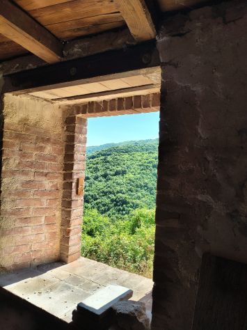 UMBRIA -CASALE SINGOLO IN PIETRA DA RIFINIRE IN BORGO INCANTATO - Foto 2