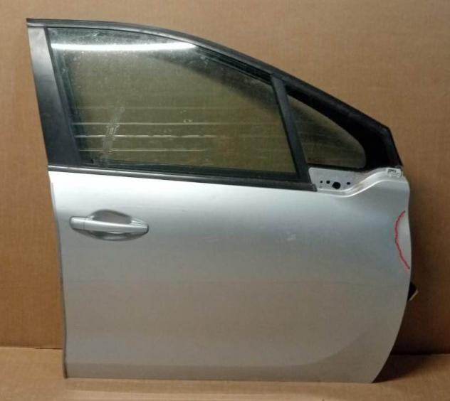 PORTA ANT.D. ARGENTO C/ALZ. E SERR. (AMMACCATA DAVANTI) 999-U1294849 Carrozzeria  Lamierati esterni  Porte  Porta ant. dx. PEUGEOT - 208 - 01-01-2012