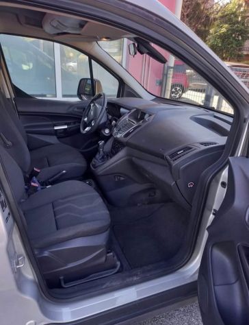 Tassisti: Ford Tourneo Connect con rampa - Foto 3