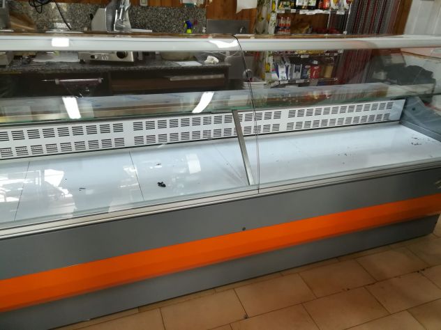 banco frigo, bancone salumi e formaggi.