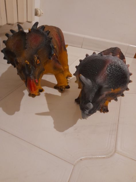 Otto dinosauri giganti di plastica rigida, perfetti ed intoccati mai utilizzati. - Foto 4