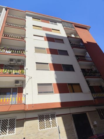 Via Benevento 2: Appartamento di 95 mq. 3 vai con Cantina.