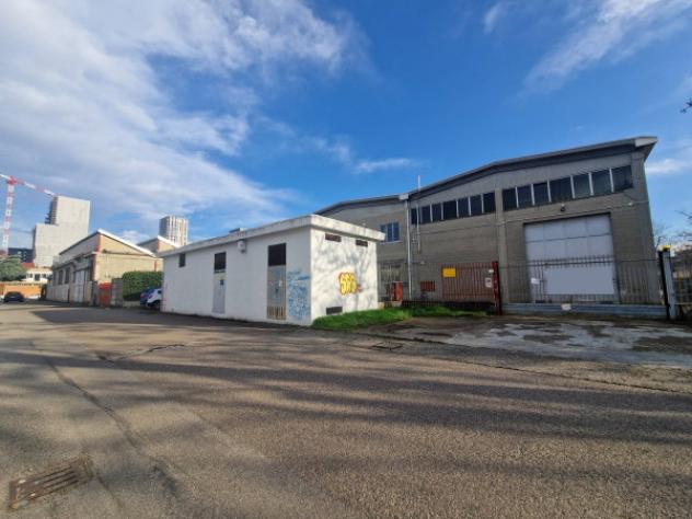 Immobile di 2400 m² con più di 5 locali in vendita a Pero