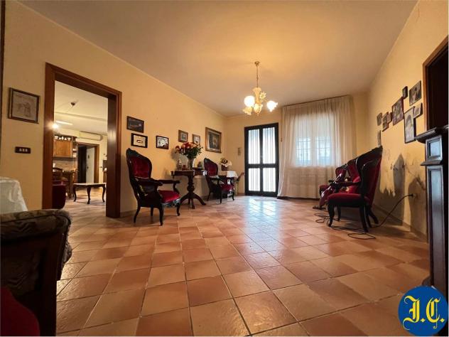 V005402 - CASA INDIPENDENTE DI AMPIE METRATURE CON CORTE PRIVATA