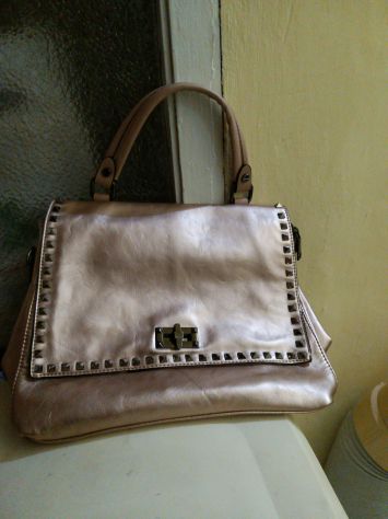 borsa beige dorata con borchie
