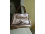 borsa beige dorata con borchie