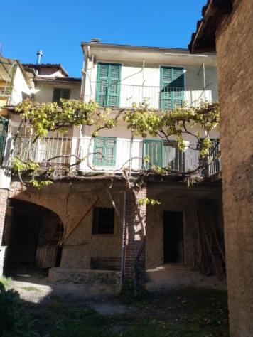 Nel caratteristico Borgo Antico di Garessio porzione di casa con terreno