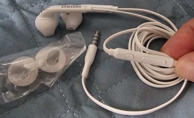 Samsung auricolari stereo a filo con pulsanti di controllo, con presa mini jack - Foto 3