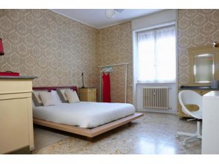 Room n°3 - Large and comfortable room Piazza De Angeli, Milan