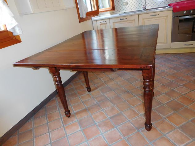 Tavolo antico "a tiro" in legno massello con grande cassetto.Già restaurato - Foto 4