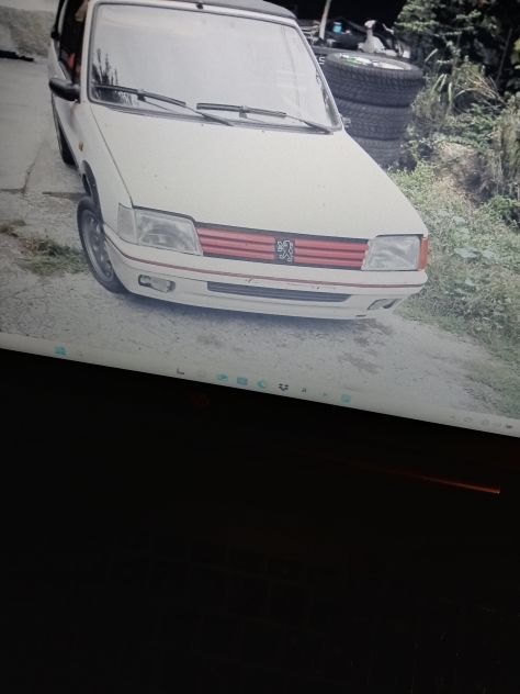 Si cerca il tettuccio di un peogeut cabrio.