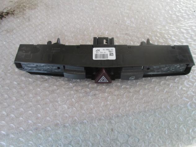 03758075 GRUPPO COMANDO QUATTRO FRECCE E COMANDO CHIUSURA CENTRALIZZATA PORTE OPEL ASTRA GTC 1.7 D 74KW 5M 3P (2007) RICAMBIO USATO 13100105 0320