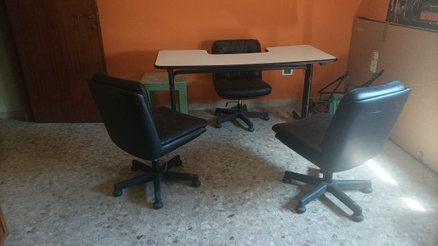 Scrivania PC con tre poltroncine