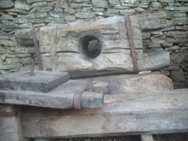 Antico frantoio intagliato in legno risalente a 230 anni fa - Foto 2