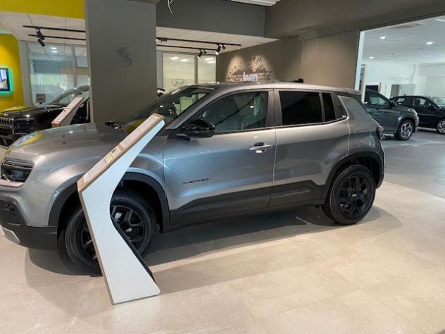 Jeep Avenger e-Hybrid 1.2 MHEV e-Hybrid Turbo Black Edition - Foto 5