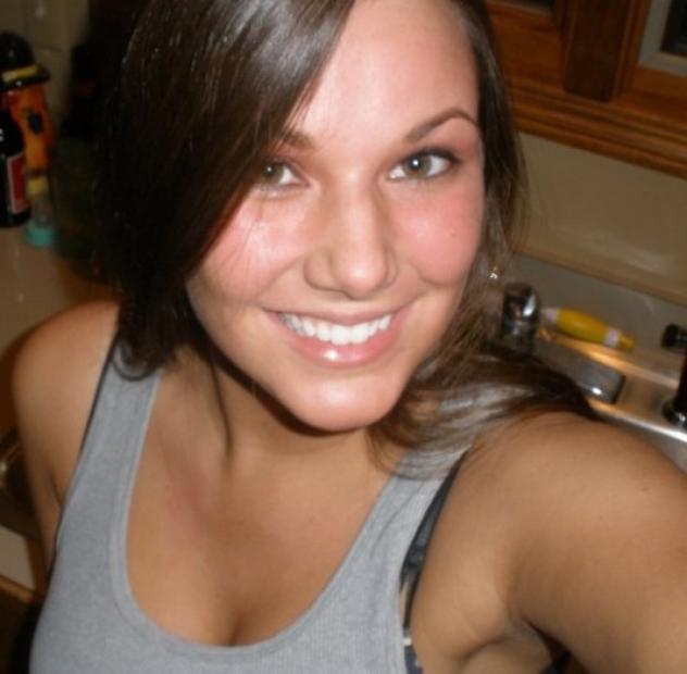 Donna di Novara, 27 anni. Fisico Normale Tel: