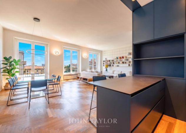 Appartamento di 220 m² con 5 locali e box auto in vendita a Milano