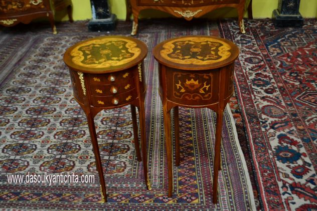 Coppia di tavolini-comodini tondi stile Luigi XV intarsiati - Foto 6