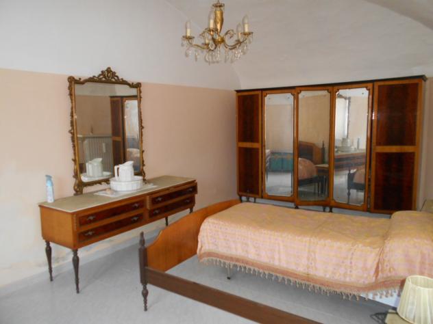 In zona centrale, ex cascinale composta da abitazione al piano terra: cucinino, tinello, tre vani e bagno; sempre al piano terra magazzino e box auto. - Foto 10