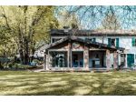 Due residenze con piscina privata immerse in un parco di 18.000 mq