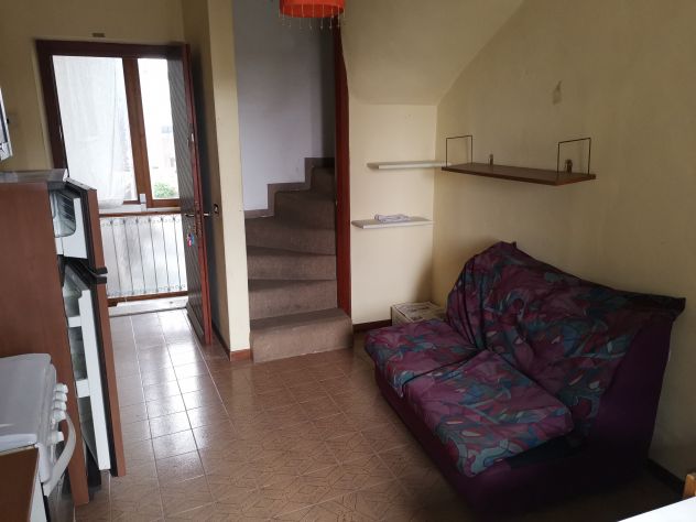 Azzio - ampia porzione di casa con box - Foto 6