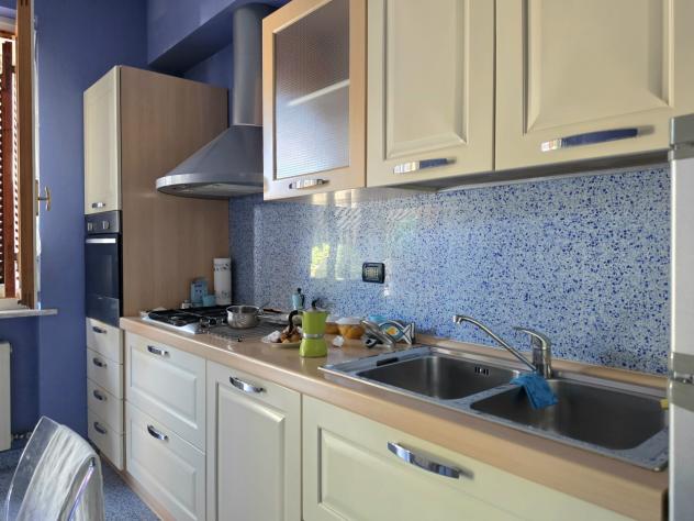 MARINA DI MASSA, vicinissimo al mare, vendesi appartamento bilocale ristrutturato e arredato con giardino e ingresso indipendente: soggiorno con angol - Foto 4
