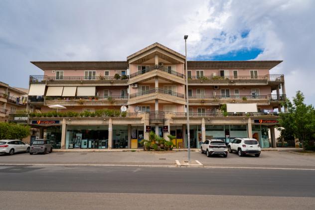 Oltre 3 vetrine in vendita a Caltagirone - Foto 2