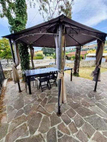CASA CON GIARDINO NEL CUORE DEL PAESE – COMFORT, SPAZI E TUTTI I SERVIZI A PORTATA DI MANO - Foto 12