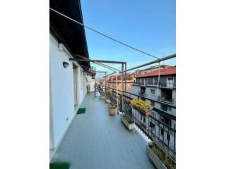 Corso Vercelli luminoso apprtamento  con terrazzo e garage