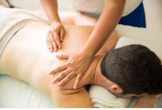 Cerco massaggiatrice per massaggio completo Tel:3343853652