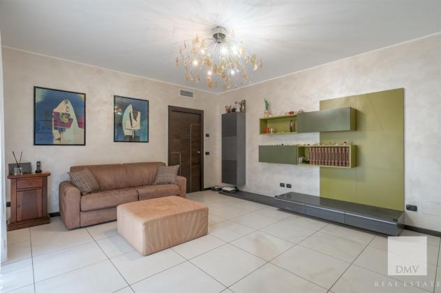 4 LOCALI CON DOPPI SERVIZI, BOX E CANTINA