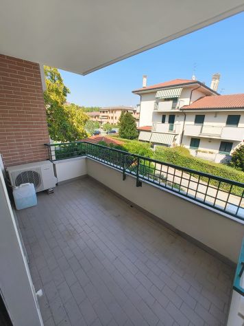 Trilocale con terrazzo, cantina e garage - Foto 3