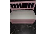 una cassapanca  rosa in legno + brandina grigia